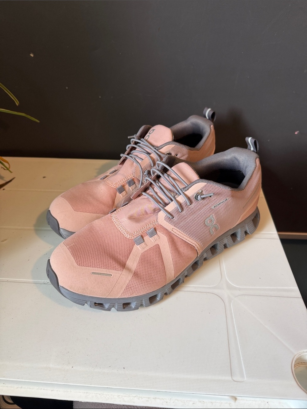 🩷On Running Women's Waterproof Pink and Gray Cloudventure Sneakers🩷